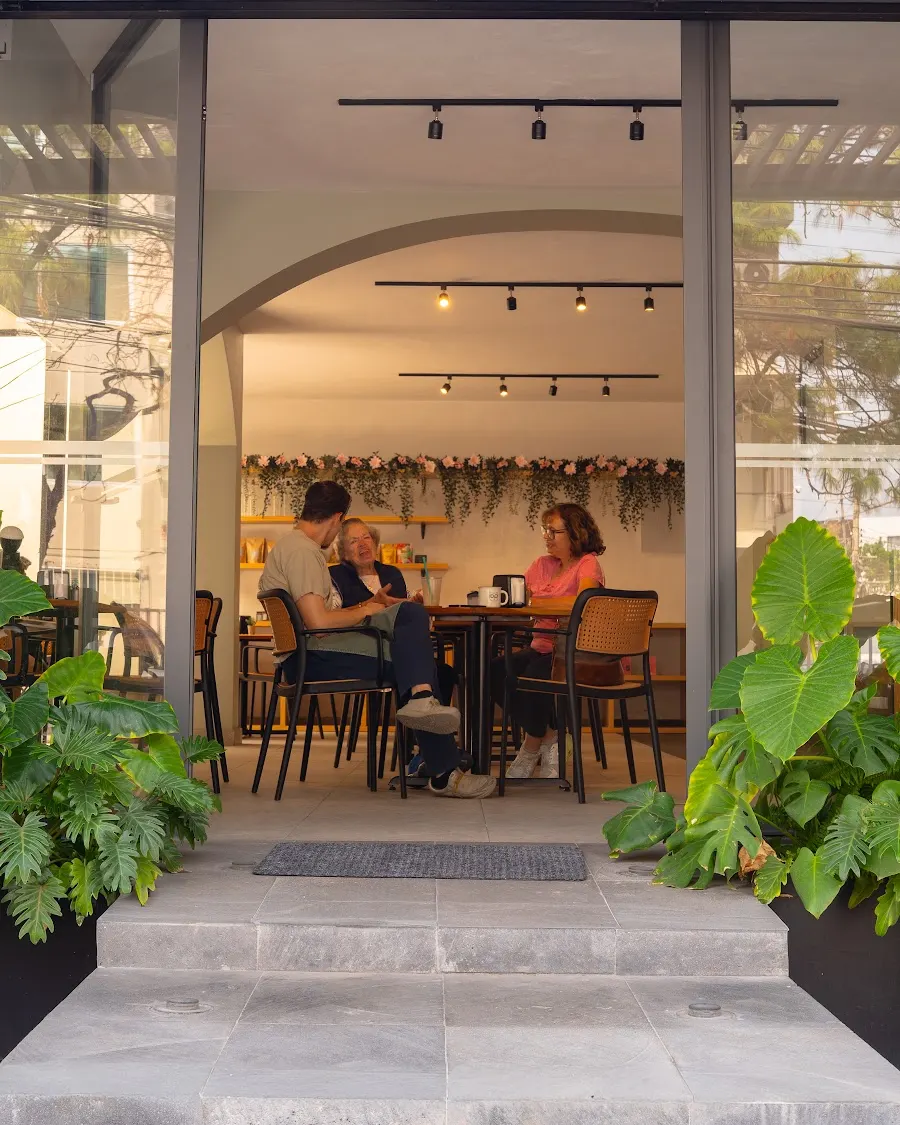Mesas y plantas en la entrada de São Bento