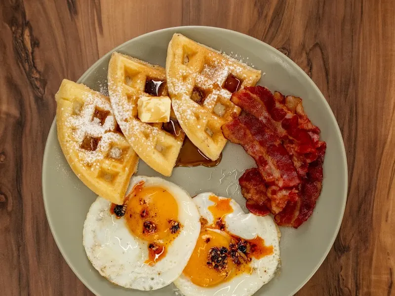 Desayuno con waffles